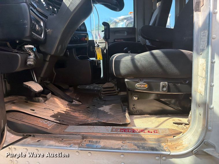 image for item YA4710 2016 Kenworth T800 dump truck