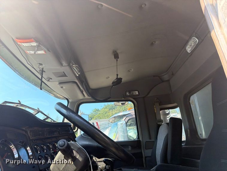 image for item YA4710 2016 Kenworth T800 dump truck