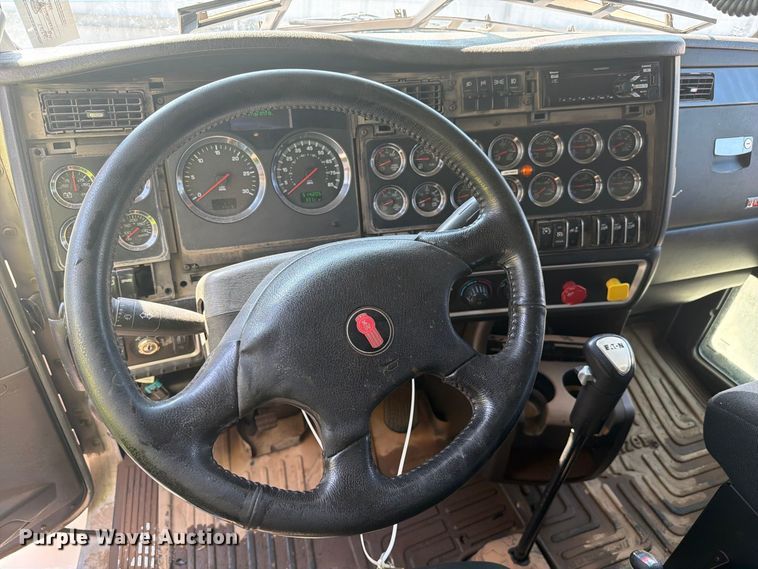 image for item YA4710 2016 Kenworth T800 dump truck
