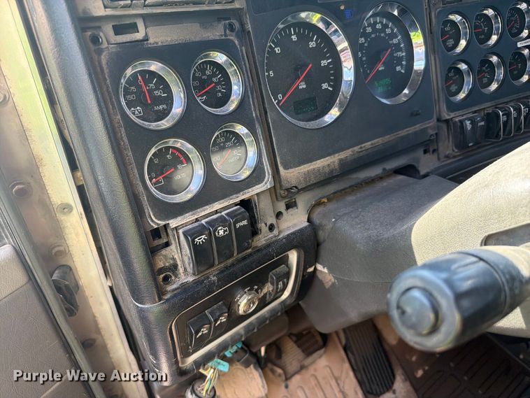 image for item YA4710 2016 Kenworth T800 dump truck