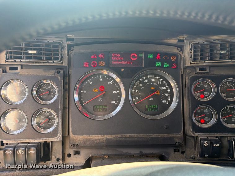 image for item YA4710 2016 Kenworth T800 dump truck