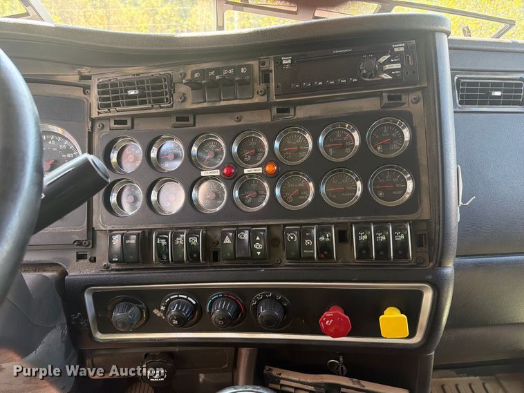 image for item YA4710 2016 Kenworth T800 dump truck