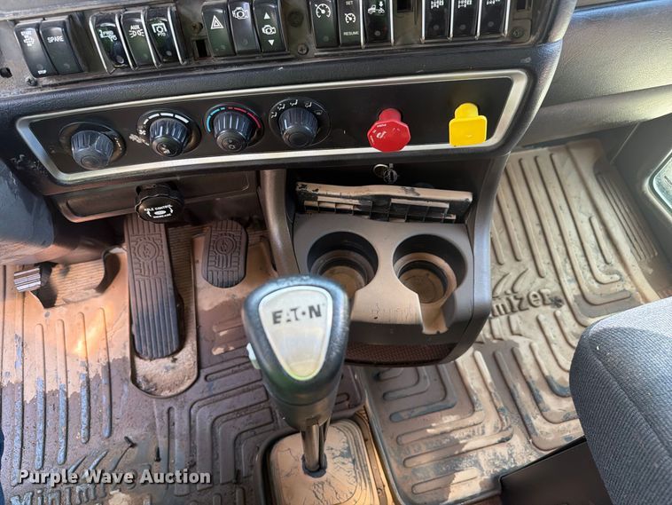 image for item YA4710 2016 Kenworth T800 dump truck