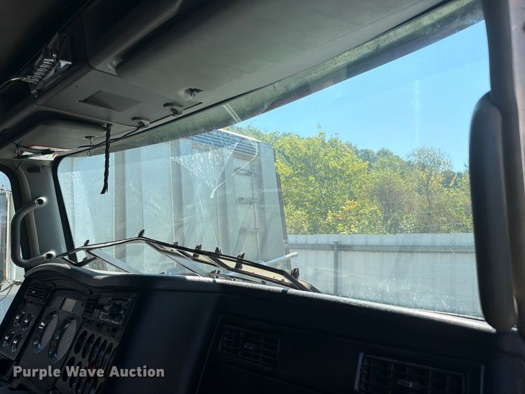 image for item YA4710 2016 Kenworth T800 dump truck