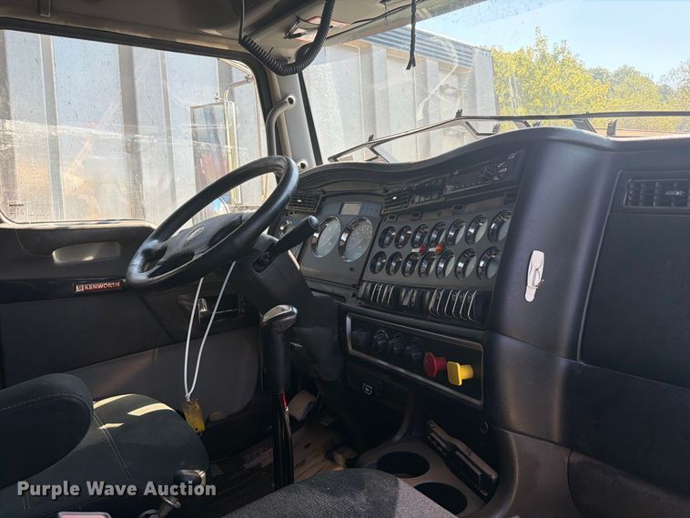 image for item YA4710 2016 Kenworth T800 dump truck