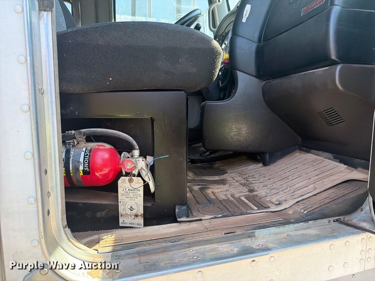 image for item YA4710 2016 Kenworth T800 dump truck