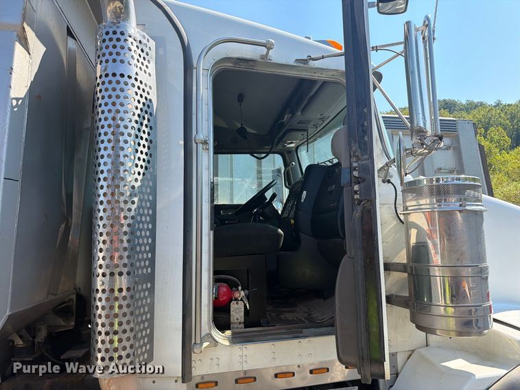 image for item YA4710 2016 Kenworth T800 dump truck