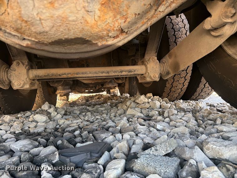 image for item YA4710 2016 Kenworth T800 dump truck