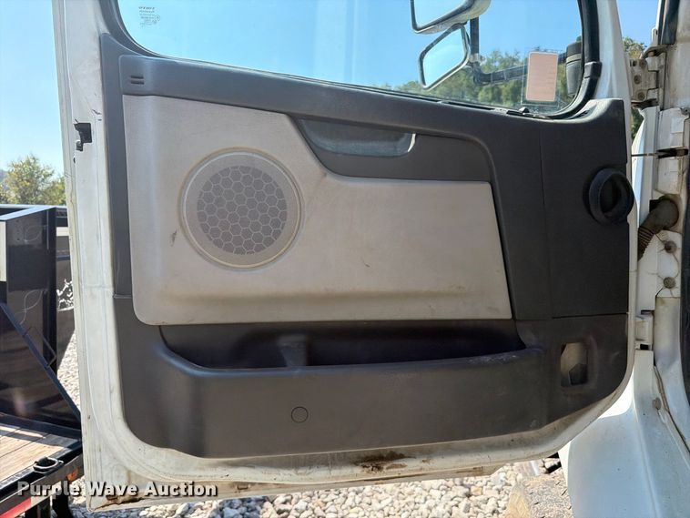 image for item YA4723 2006 Volvo VHD dump truck