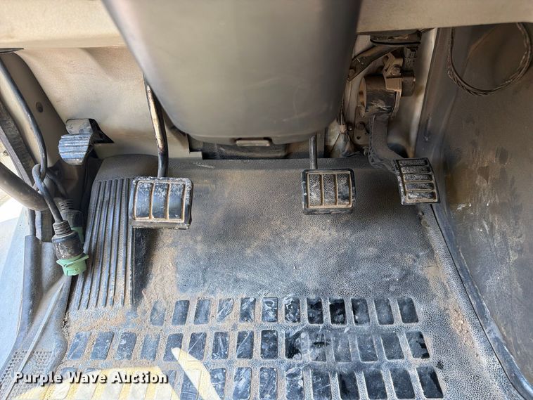 image for item YA4723 2006 Volvo VHD dump truck