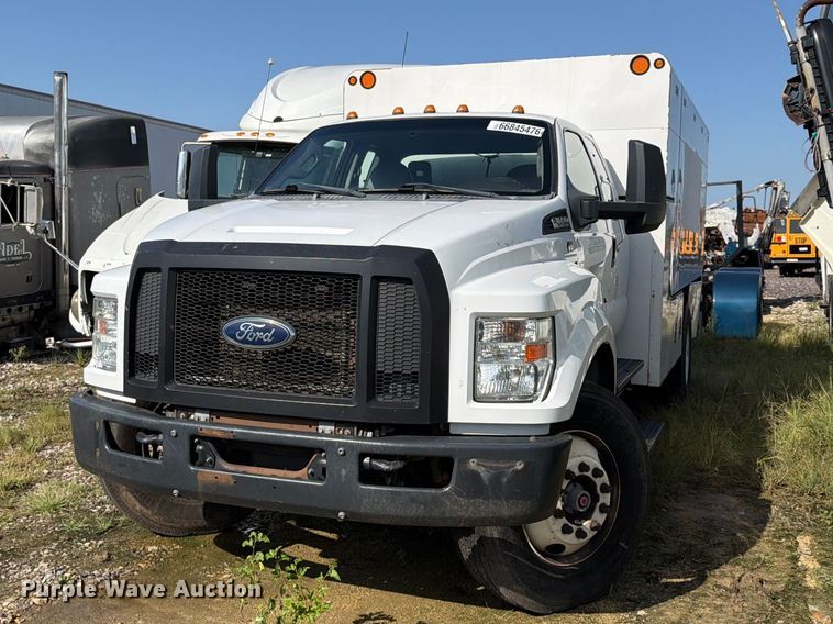2016 Ford F650 Super Duty chipper truck