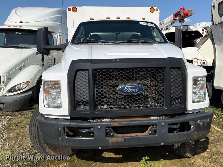 image for item YA4860 2016 Ford F650 Super Duty chipper truck