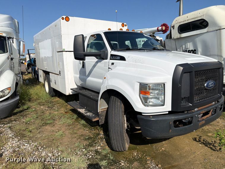 image for item YA4860 2016 Ford F650 Super Duty chipper truck