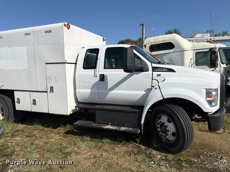 image for item YA4860 2016 Ford F650 Super Duty chipper truck