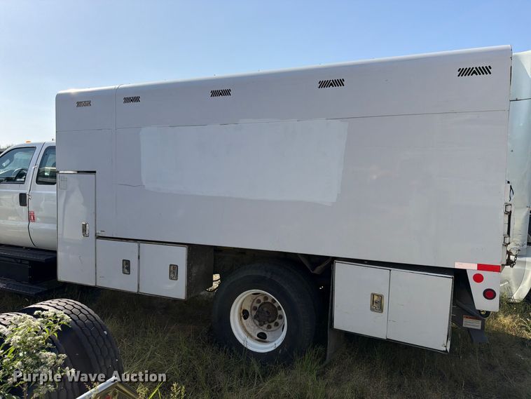 image for item YA4860 2016 Ford F650 Super Duty chipper truck