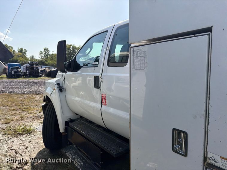 image for item YA4860 2016 Ford F650 Super Duty chipper truck