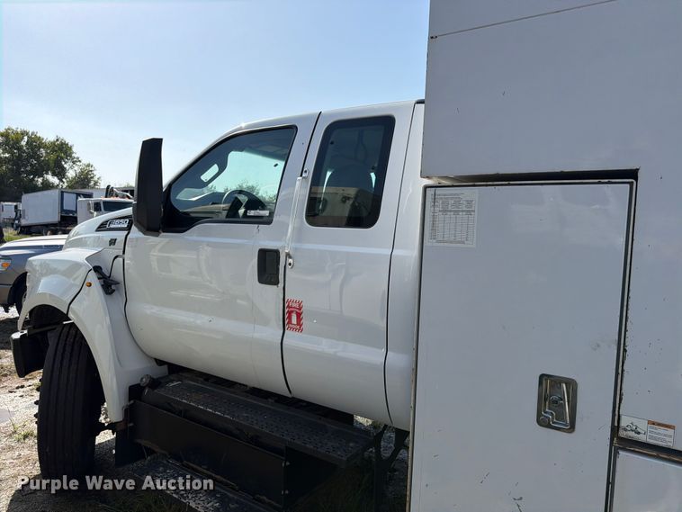 image for item YA4860 2016 Ford F650 Super Duty chipper truck