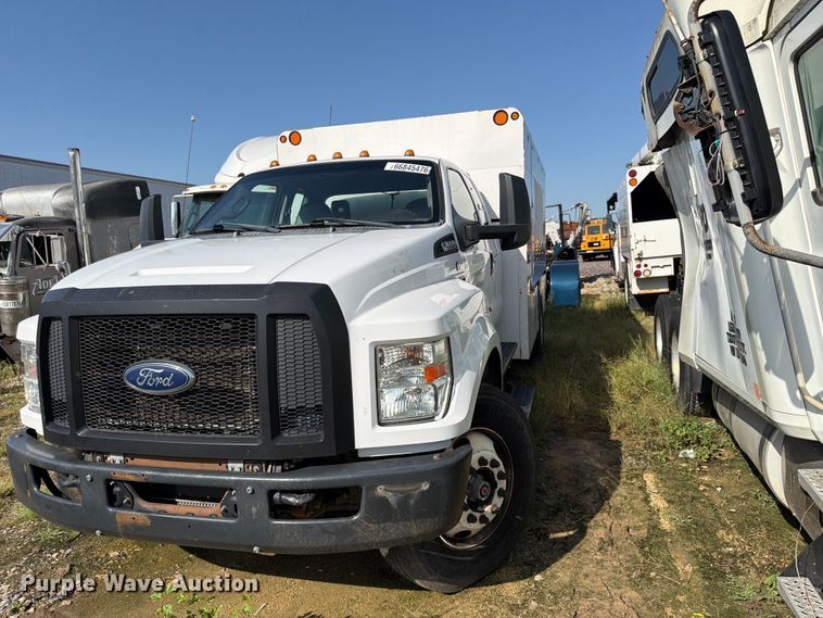 image for item YA4860 2016 Ford F650 Super Duty chipper truck