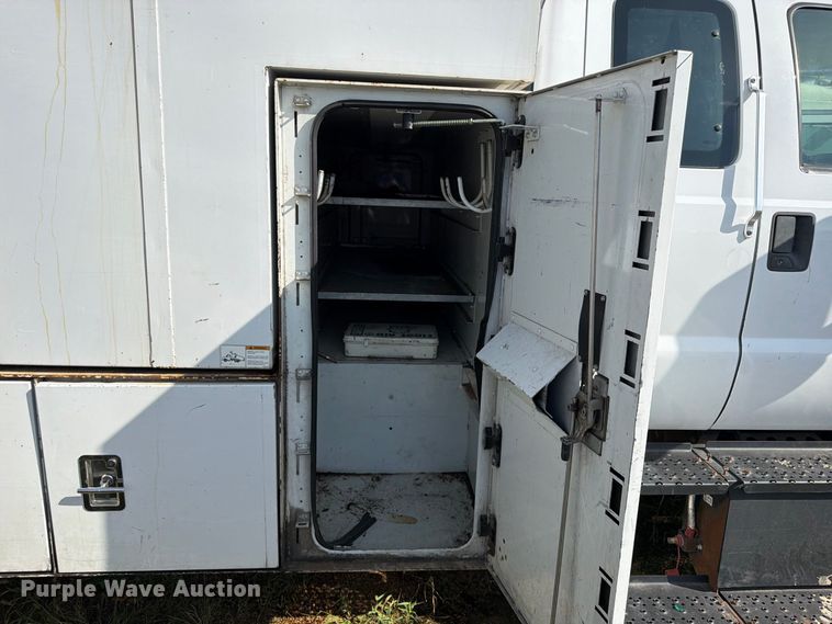 image for item YA4860 2016 Ford F650 Super Duty chipper truck