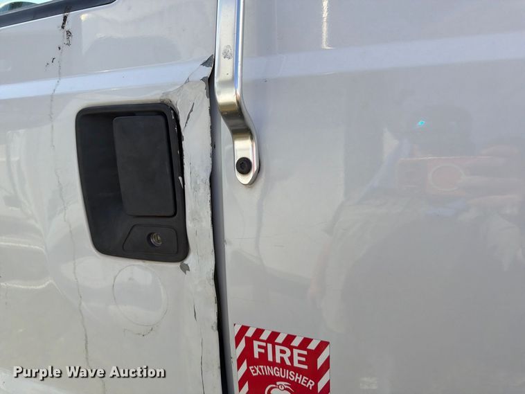 image for item YA4860 2016 Ford F650 Super Duty chipper truck