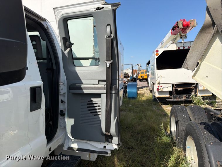 image for item YA4860 2016 Ford F650 Super Duty chipper truck