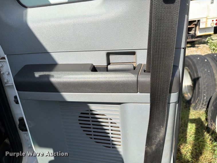 image for item YA4860 2016 Ford F650 Super Duty chipper truck