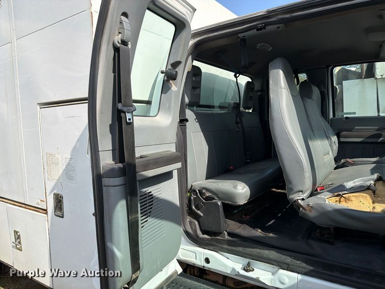 image for item YA4860 2016 Ford F650 Super Duty chipper truck