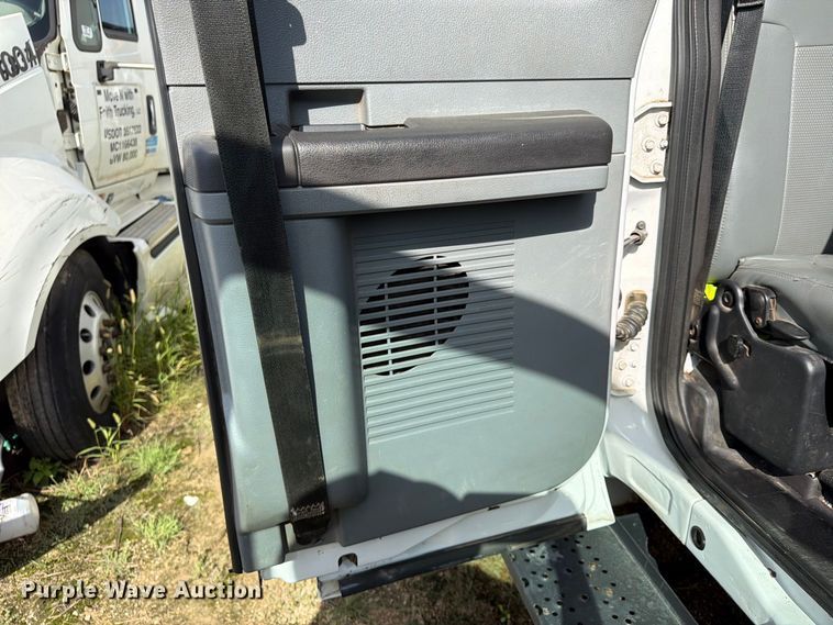 image for item YA4860 2016 Ford F650 Super Duty chipper truck
