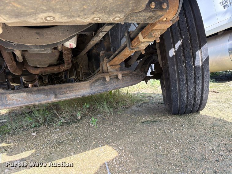 image for item YA4860 2016 Ford F650 Super Duty chipper truck
