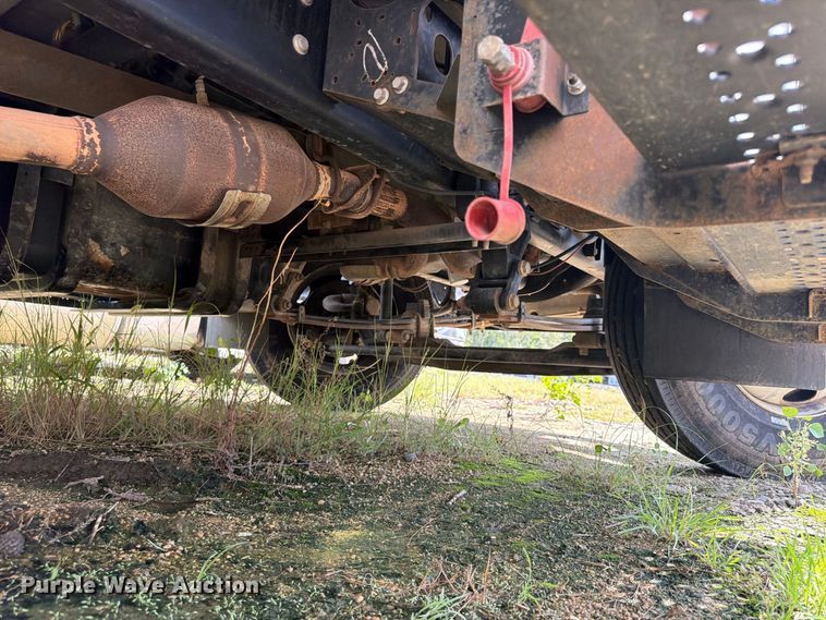 image for item YA4860 2016 Ford F650 Super Duty chipper truck