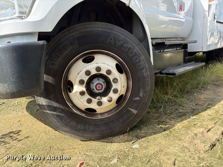 image for item YA4860 2016 Ford F650 Super Duty chipper truck