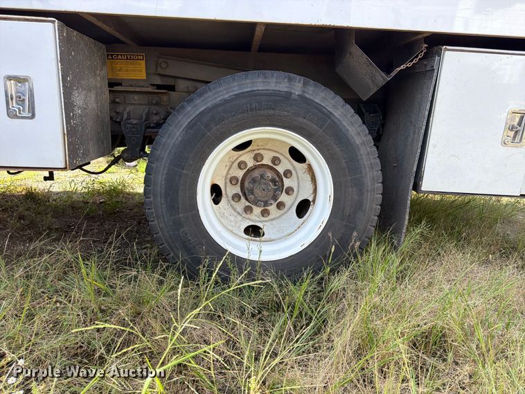 image for item YA4860 2016 Ford F650 Super Duty chipper truck