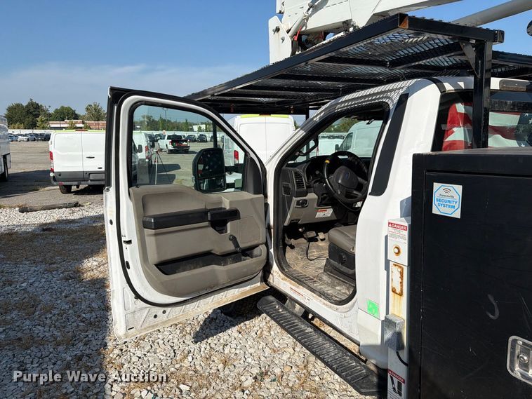 image for item YA4862 2020 Ford F550 Super Duty bucket truck