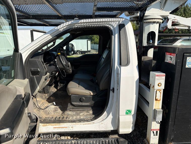 image for item YA4862 2020 Ford F550 Super Duty bucket truck