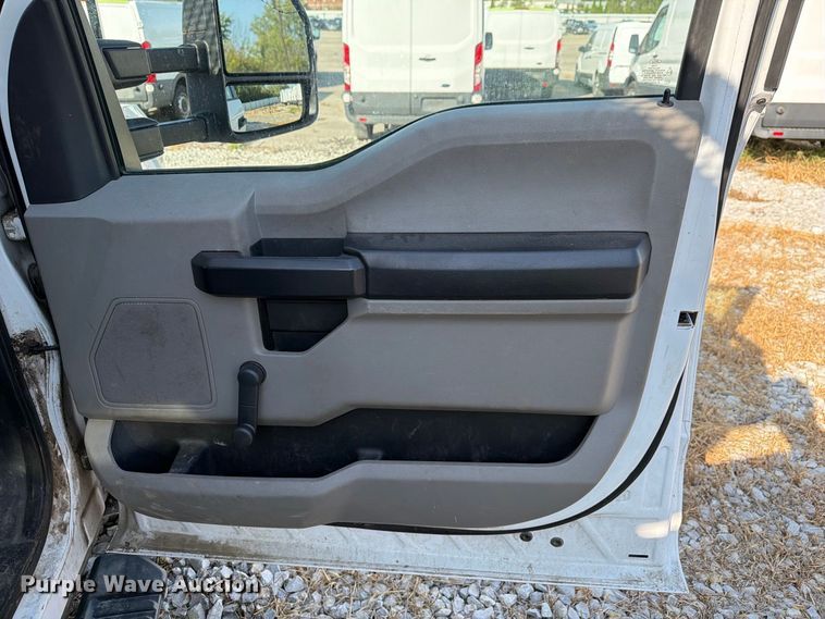 image for item YA4862 2020 Ford F550 Super Duty bucket truck