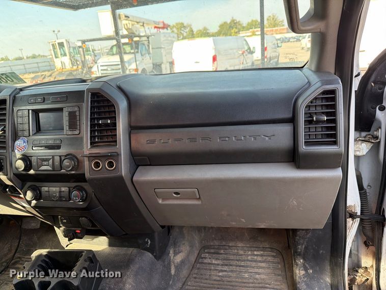 image for item YA4862 2020 Ford F550 Super Duty bucket truck