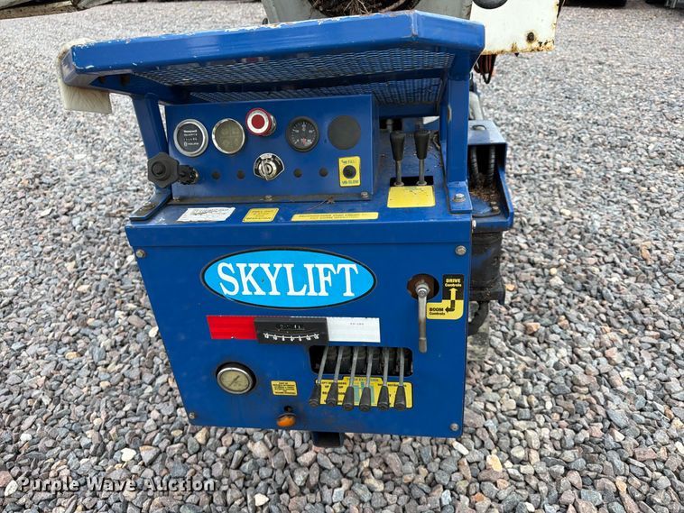 image for item YA4909 2016 Versalift Super Arborist 61 tracked boom lift