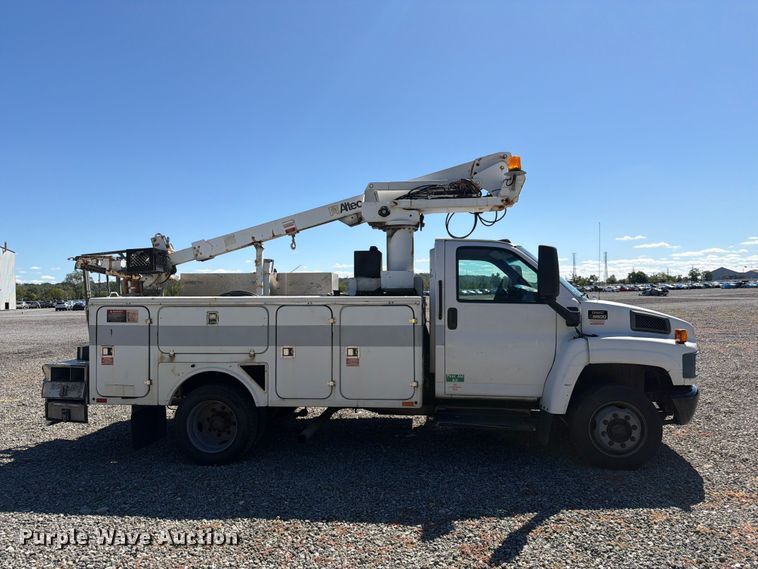 image for item YA4918 2006 GMC C5500 bucket truck
