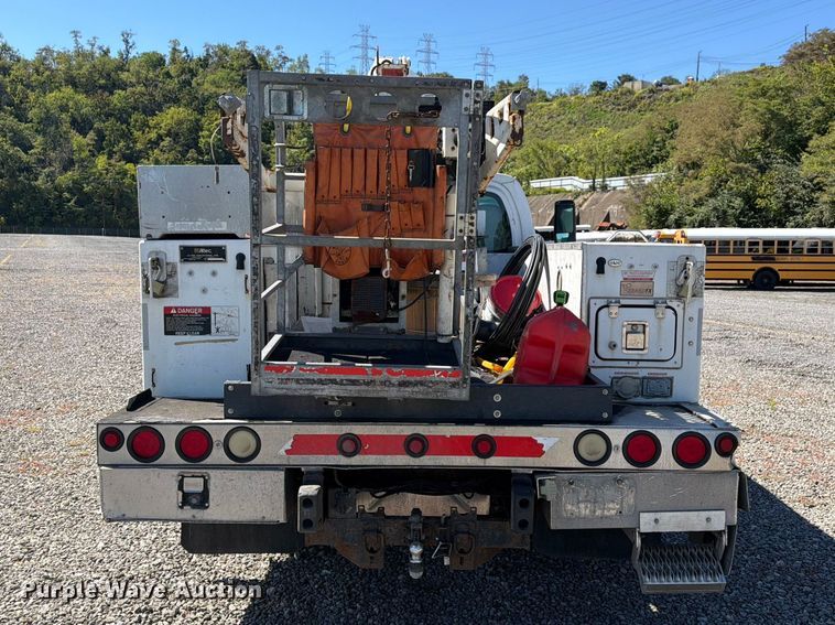 image for item YA4918 2006 GMC C5500 bucket truck
