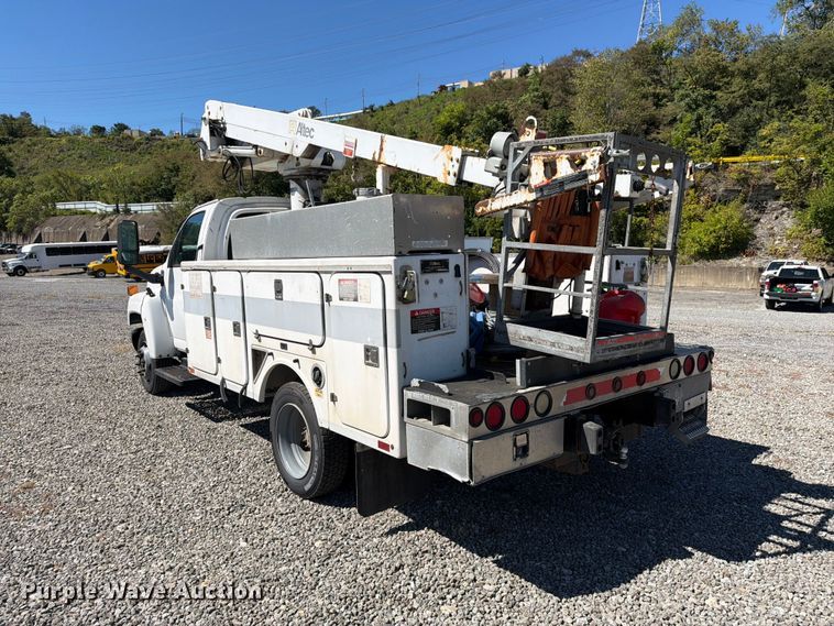 image for item YA4918 2006 GMC C5500 bucket truck