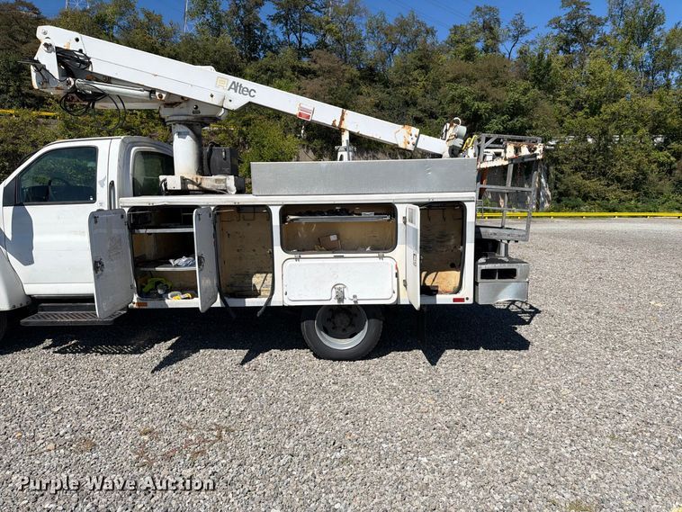 image for item YA4918 2006 GMC C5500 bucket truck