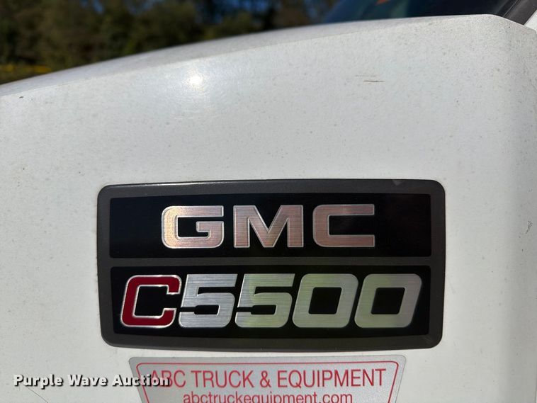 image for item YA4918 2006 GMC C5500 bucket truck