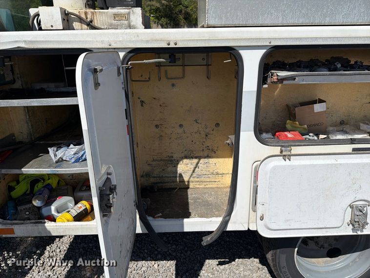 image for item YA4918 2006 GMC C5500 bucket truck