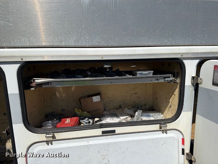 image for item YA4918 2006 GMC C5500 bucket truck