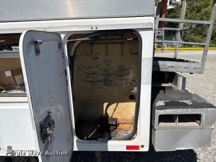 image for item YA4918 2006 GMC C5500 bucket truck