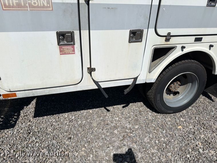 image for item YA4918 2006 GMC C5500 bucket truck