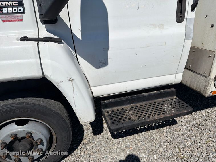 image for item YA4918 2006 GMC C5500 bucket truck