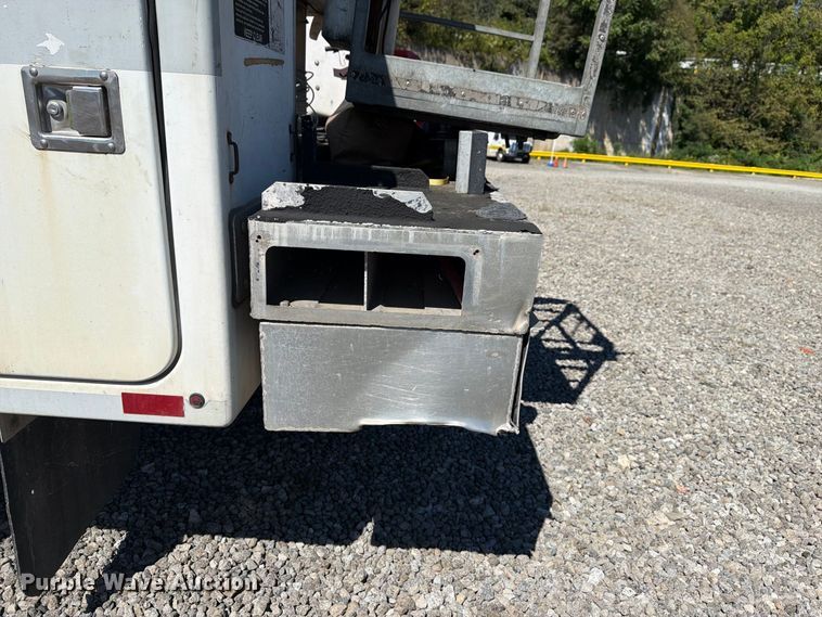 image for item YA4918 2006 GMC C5500 bucket truck