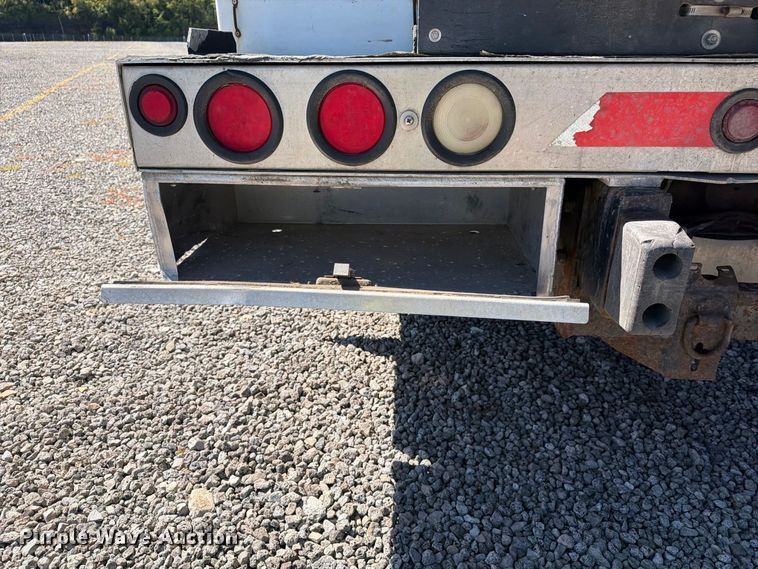image for item YA4918 2006 GMC C5500 bucket truck