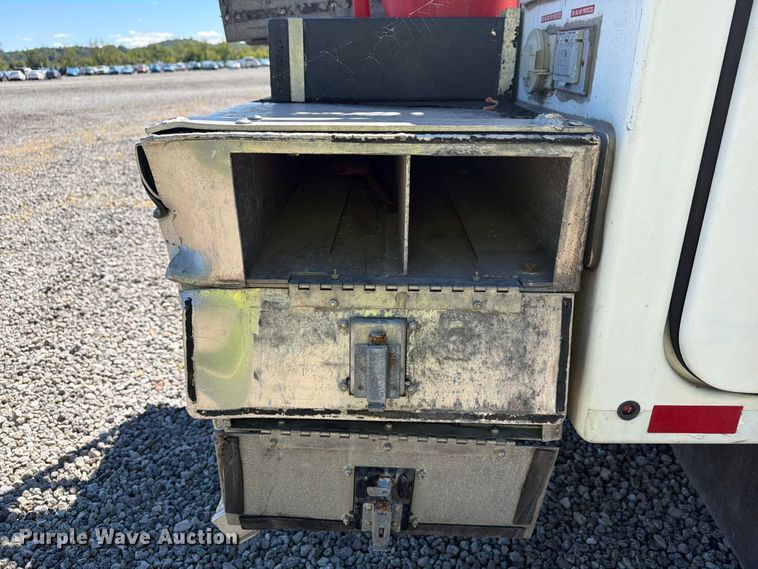 image for item YA4918 2006 GMC C5500 bucket truck